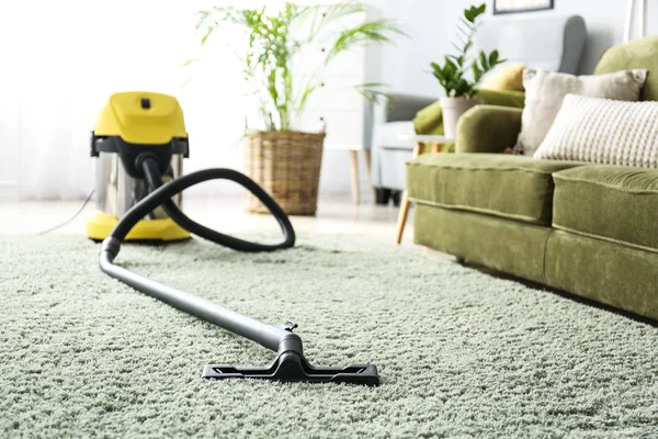 Aspirador en alfombra suave en la habitación —  Fotos de Stock