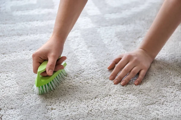 Woman cleaning carpet at home — Stock Photo, Image