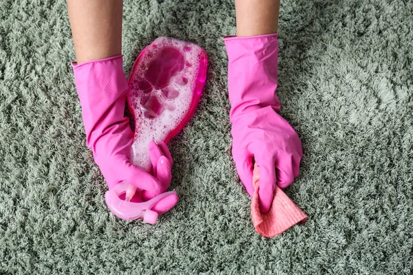 女人清洗地毯 — 图库照片