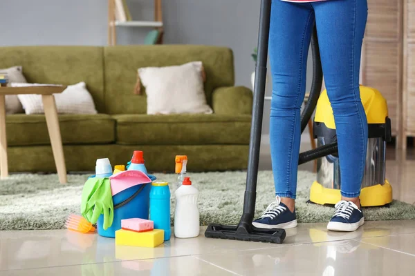 Schöne Frau mit Staubsauger und Zubehör zu Hause — Stockfoto