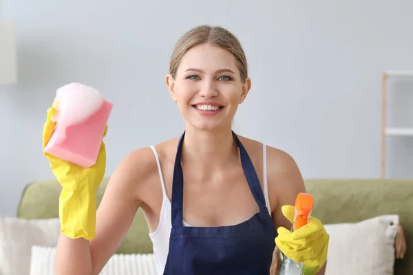 Mulher bonita com suprimentos de limpeza em casa — Fotografia de Stock