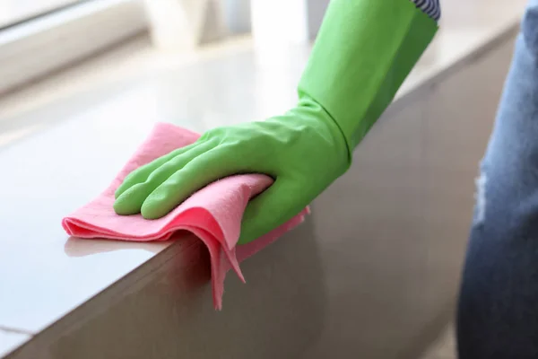 Όμορφη γυναίκα καθαρισμό στο σπίτι — Φωτογραφία Αρχείου