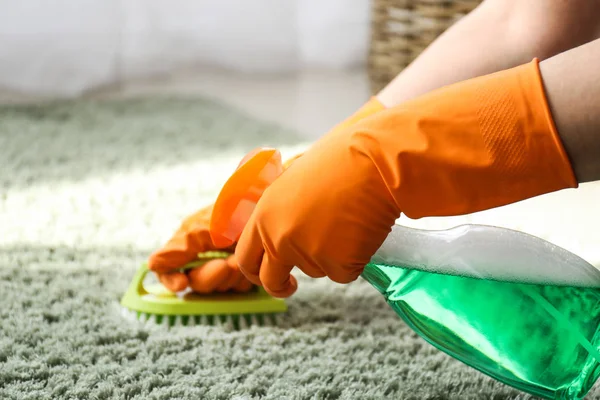 Mulher tapete de limpeza em casa — Fotografia de Stock