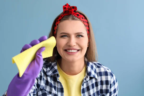 Krásná žena čištění proti barvu pozadí, closeup — Stock fotografie