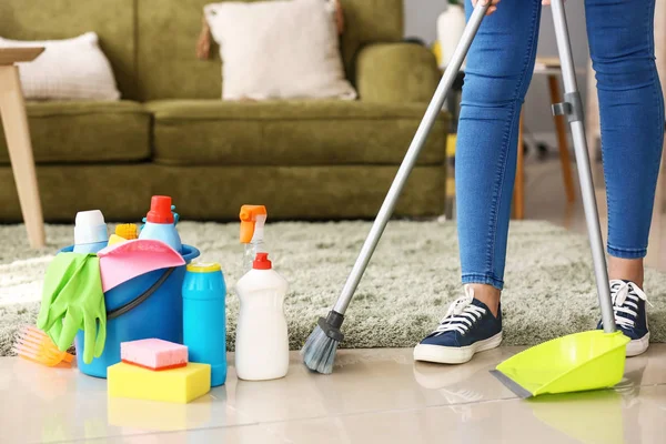 Bella donna pulizia pavimento a casa — Foto Stock