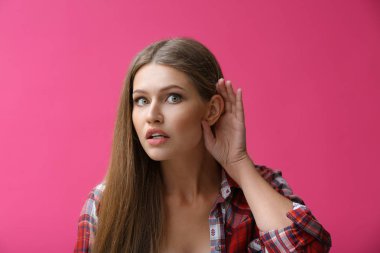 Renk arka plan üzerinde işitme sorunu olan kadın