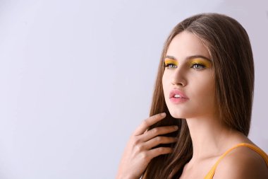 Açık renkli parlak makyaj güzel genç kadın