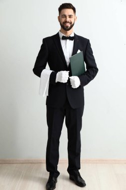 Işık duvarının yakınında yakışıklı garson