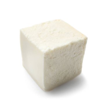 Beyaz arka planda lezzetli peynir.