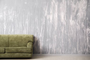 Gri duvarının yakınında rahat kanepe