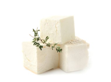 Beyaz arka planda lezzetli peynir.