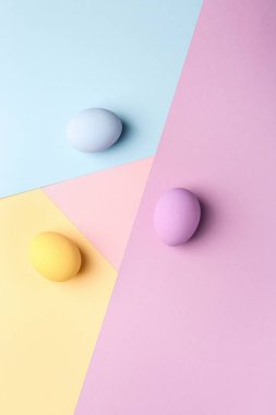 Paskalya yumurtaları renkli arka plan üzerinde