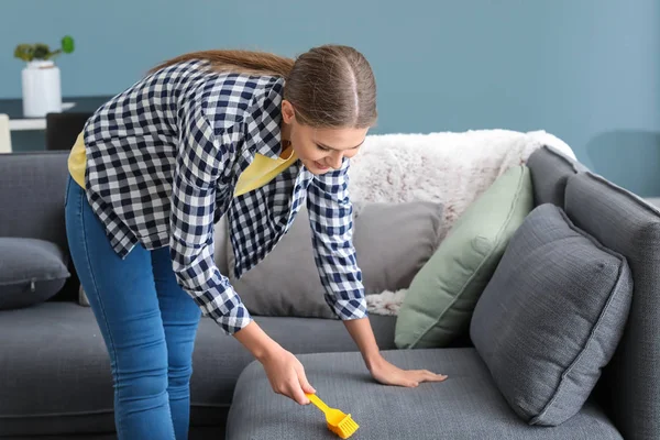 Beautiful woman cleaning up at home — Stock Photo, Image