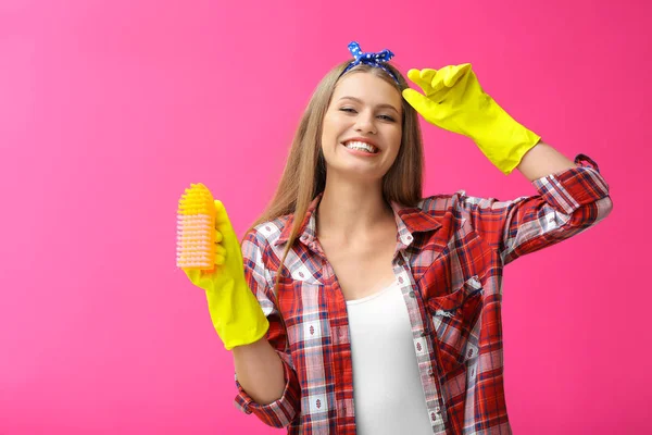 Retrato de mujer hermosa con pincel sobre fondo de color — Foto de Stock