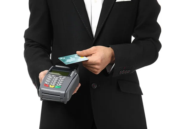 Číšník s platební terminál a kreditní kartou na bílém pozadí — Stock fotografie