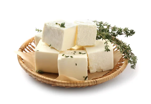 Prato com queijo feta saboroso no fundo branco — Fotografia de Stock