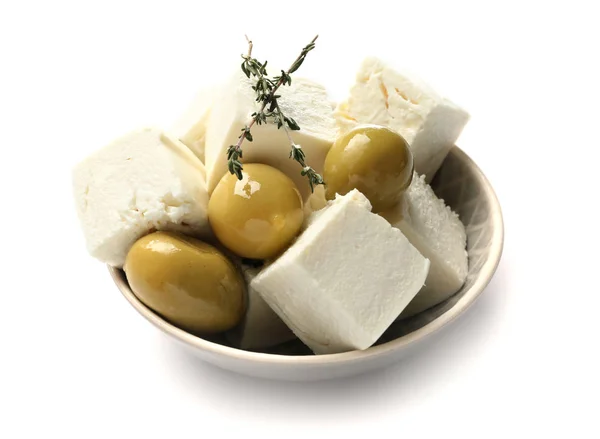 Miska z ser smaczny feta i oliwkami na białym tle — Zdjęcie stockowe