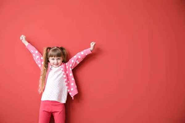 Renkli arka planda mutlu küçük kız — Stok fotoğraf