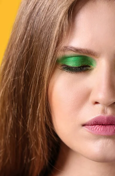 Schöne junge Frau mit hellem Make-up, Nahaufnahme — Stockfoto