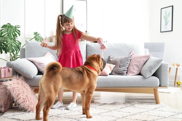 Nettes kleines Mädchen mit lustigem Hund feiert Geburtstag zu Hause — Stockfoto
