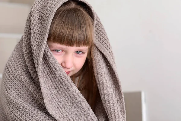 Portrait of crying little girl sitting on stairs — Stock Photo, Image