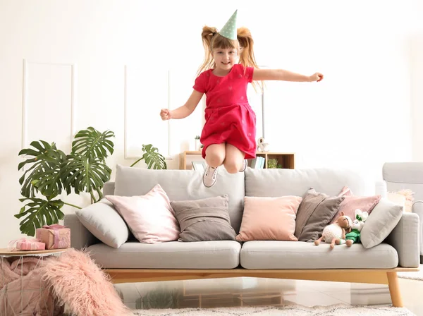 Springendes kleines Mädchen auf Geburtstagsparty — Stockfoto