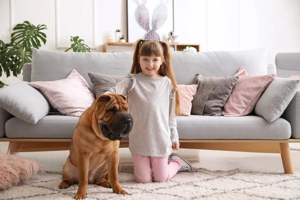 Menina bonito com cão engraçado em casa — Fotografia de Stock