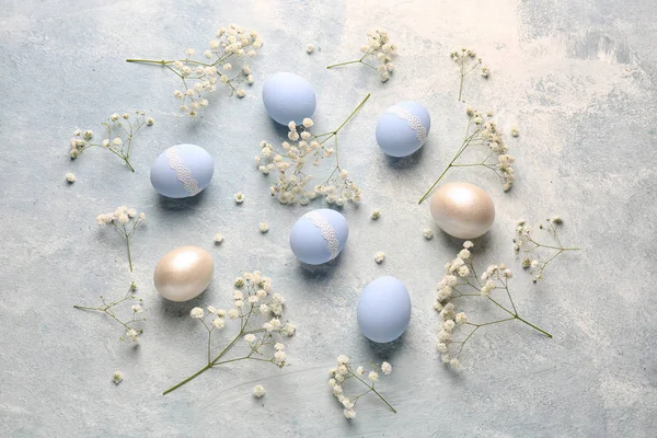 Paskalya yumurtaları renkli arka plan üzerinde çiçekli — Stok fotoğraf