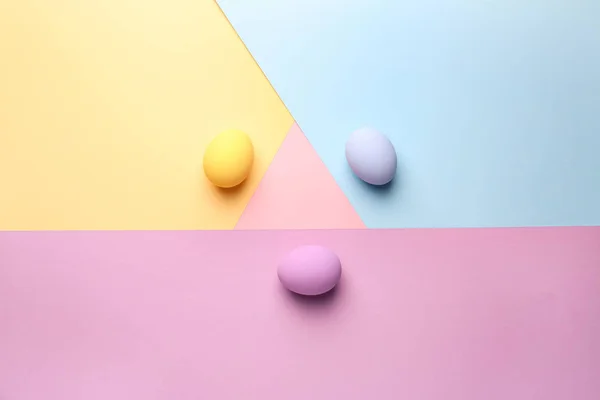 Uova di Pasqua su sfondo di colore — Foto Stock