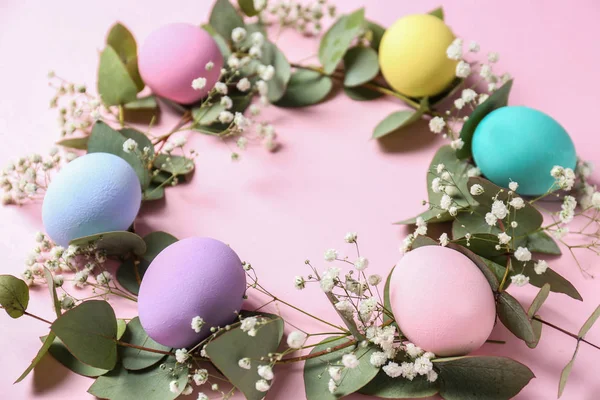 Telaio fatto di uova di Pasqua su sfondo di colore — Foto Stock