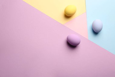 Paskalya yumurtaları renkli arka plan üzerinde