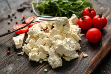 Lezzetli peynir domates ve roka ahşap tahta, closeup üzerinde