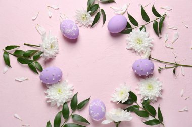 Paskalya yumurtaları renkli arka plan üzerinde çiçekli çerçeve yapılmış