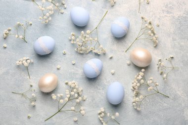 Paskalya yumurtaları renkli arka plan üzerinde çiçekli