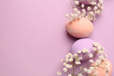 Paskalya yumurtaları renkli arka plan üzerinde çiçekli