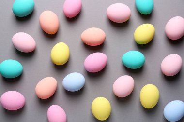 Paskalya yumurtaları gri arka plan üzerinde