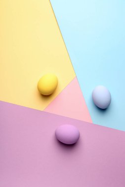 Paskalya yumurtaları renkli arka plan üzerinde