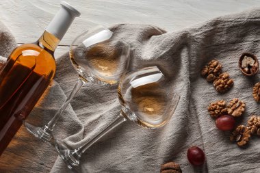 Masada lezzetli şarap ile kompozisyon