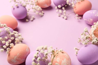 Paskalya yumurtaları renkli arka plan üzerinde çerçeve yapılmış
