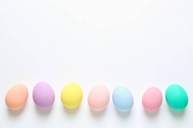 Beyaz arkaplanda renkli paskalya yumurtaları