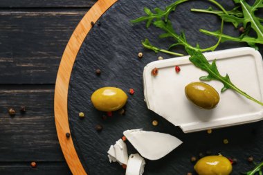 Lezzetli peynir roka ve gemide zeytin ile