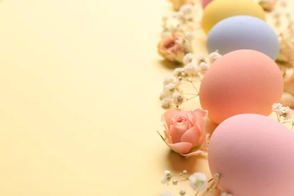 Easter eggs with flowers on color background — Stock Photo, Image