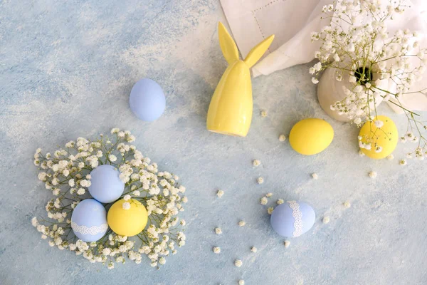 Oeufs de Pâques avec des fleurs sur fond de couleur — Photo