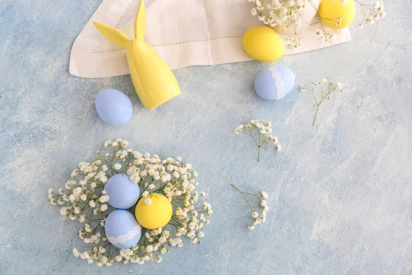 Пасхальные яйца с цветами на фоне цвета — стоковое фото