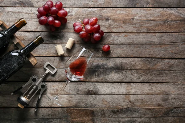 Composizione con vino e uva su fondo ligneo — Foto Stock