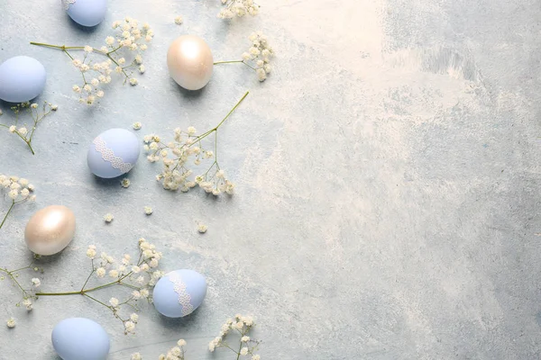 Uova di Pasqua con fiori su sfondo a colori — Foto Stock