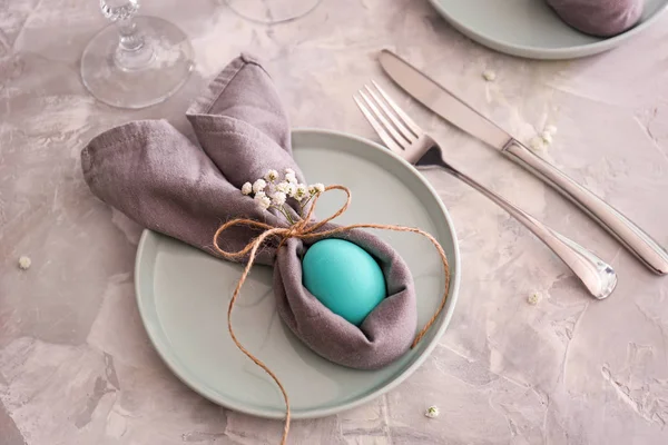 Nakrycie stołu do świętowania Wielkanocy na szarym tle — Zdjęcie stockowe