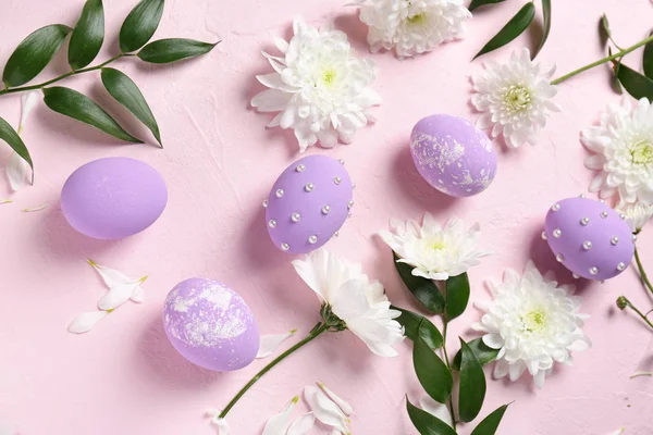 Húsvéti tojás, virágok színes háttérrel — Stock Fotó