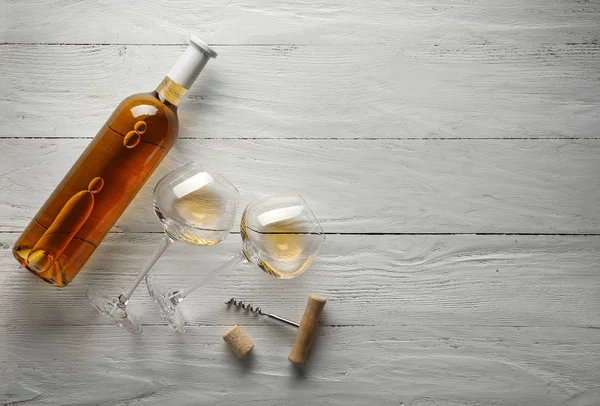 Sammansättning med välsmakande vin på vita träbord — Stockfoto