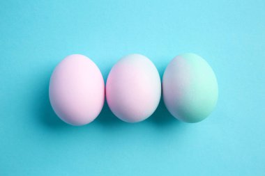 Renkli arka planda güzel Paskalya yumurtaları